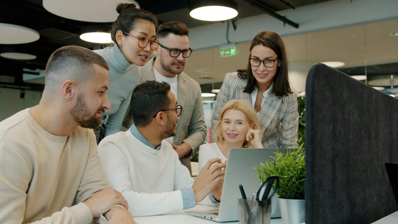 Consulenti al lavoro con un cliente